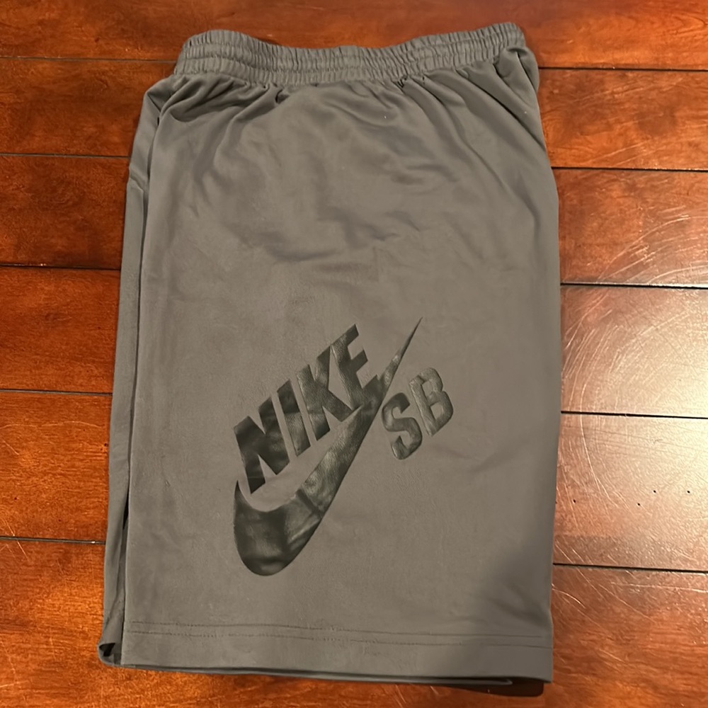 Nike Skateboard Grey & Black Shorts Size Large - Picture 5 of 10